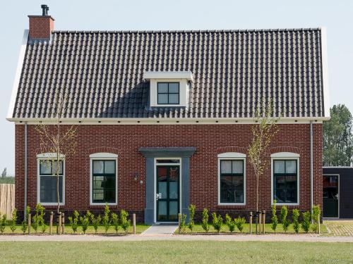 ColijnsplaatにあるHoliday Home Ganuenta-1 by Interhomeの赤レンガ造りの黒屋根