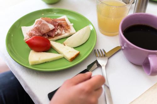 Makanan di atau berdekatan hotel