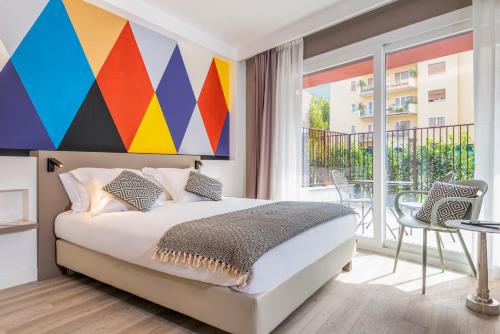 1 dormitorio con 1 cama grande y balcón en Aparthotel Adagio Rome Vatican en Roma