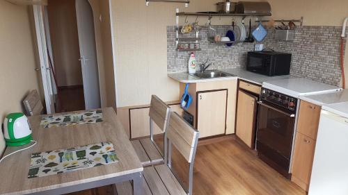 A kitchen or kitchenette at Apartament Erfolg 1