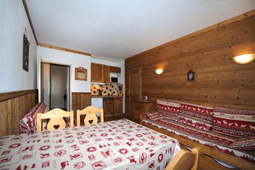 Tempat tidur dalam kamar di travelski home select - Résidence Lac du Lou