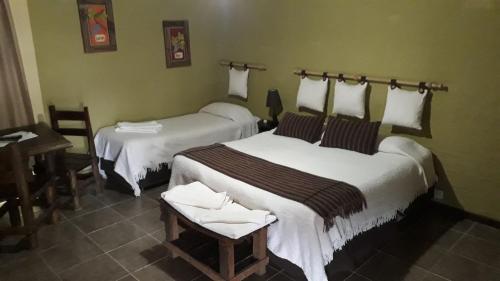 Una cama o camas en una habitación de La Posada Del Jamón