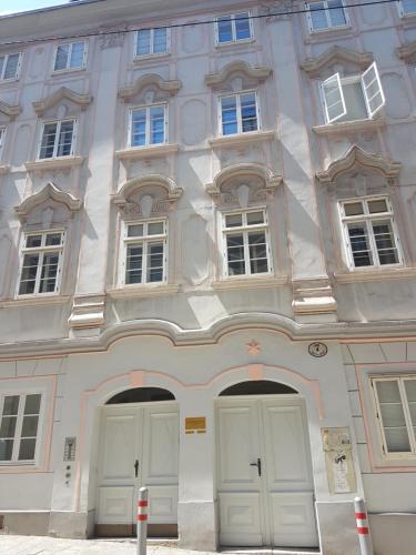 un gran edificio con dos puertas y ventanas blancas en Your Home In Vienna en Viena