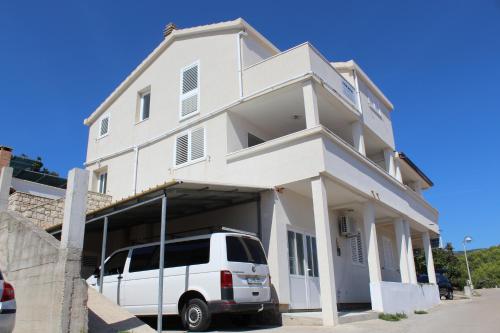 a white van parked in front of a building at Villa Korculaholidays in Zavalatica