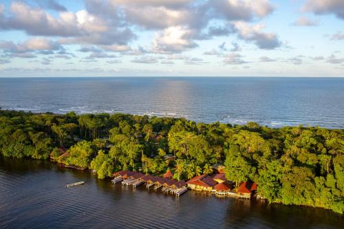 una vista aérea de una casa en una isla en el agua en Laguna Lodge en Tortuguero