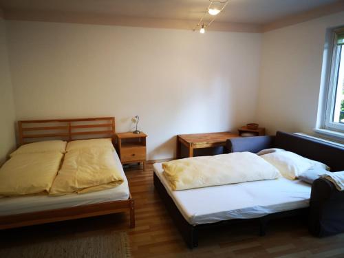 1 Schlafzimmer mit 2 Betten und einem Fenster in der Unterkunft Waldnest am Semmering in Semmering