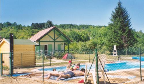 grupa ludzi leżących w basenie w obiekcie Village-Chalets Le Rû du Pré w mieście Cravant