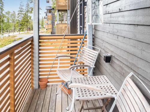 une paire de chaises assises sur une terrasse couverte dans l'établissement Holiday Home Karhunvartijan linna a4 by Interhome, à Ruka