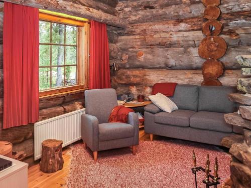 een woonkamer met een bank en 2 stoelen bij Holiday Home Luostonseita 3 by Interhome in Luosto