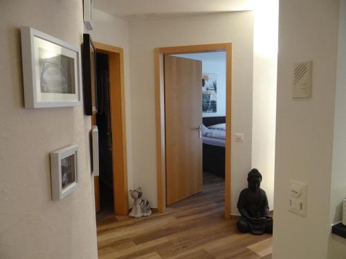 un corridoio con porta che conduce a una camera da letto di Apartment Seelenmattli by Interhome a Engelberg