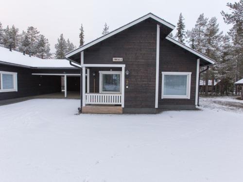 uma casa com uma entrada coberta de neve à sua frente em Holiday Home Pihkala 2 by Interhome em Äkäslompolo