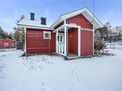 a red barn with snow on the ground at Holiday Home Nutukas-ylläksen lapikas by Interhome in Äkäslompolo