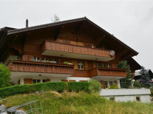 duży drewniany dom na szczycie wzgórza w obiekcie Apartment Bijou Eggetli by Interhome w mieście Zweisimmen
