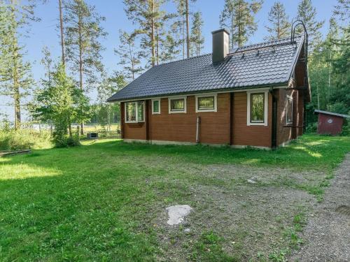 una pequeña casa con un patio delante en Holiday Home 6440 by Interhome, en Pihlajaniemi
