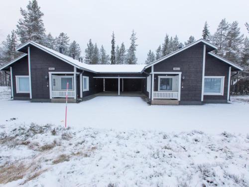 een huis in de sneeuw met een tuin bij Holiday Home Pihkala 2 by Interhome in Äkäslompolo