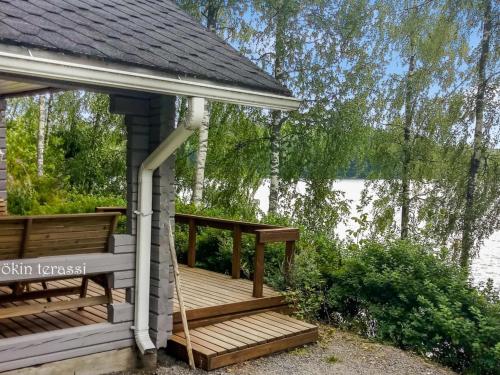 een prieel met uitzicht op een meer bij Holiday Home Rahkola by Interhome in Sipsiö