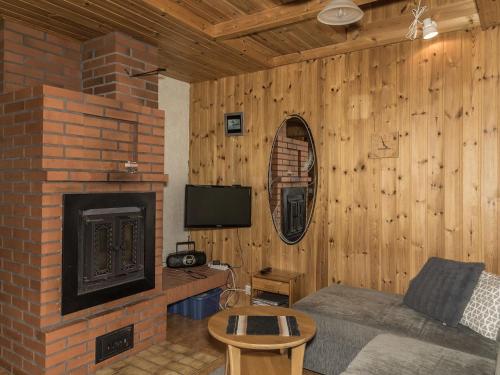 un salon avec une cheminée et un canapé dans l'établissement Holiday Home Ylläskarpalo 1 päätyhuoneisto by Interhome, à Äkäslompolo