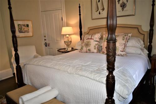 Ένα ή περισσότερα κρεβάτια σε δωμάτιο στο Simonton Court Historic Inn & Cottages