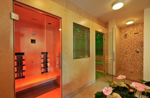uma cabina de duche ao nível do chão num quarto com uma porta de vidro em Familiengut Ertlhof em Seeboden
