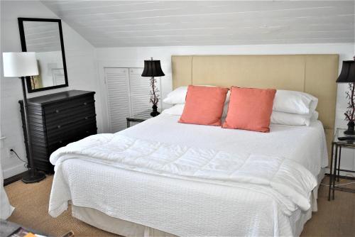 Ένα ή περισσότερα κρεβάτια σε δωμάτιο στο Simonton Court Historic Inn & Cottages