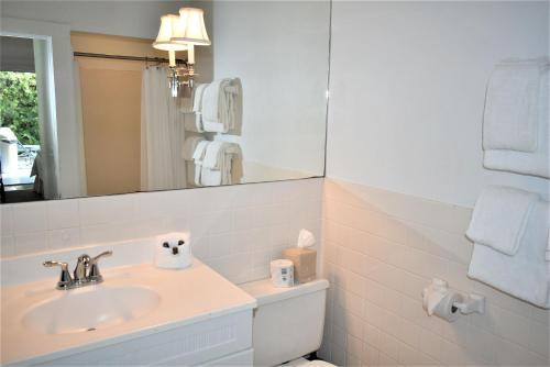 Ένα μπάνιο στο Simonton Court Historic Inn & Cottages