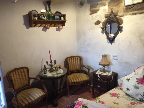 Habitación con mesa, 2 sillas y espejo. en Casa Morar, en Sighişoara