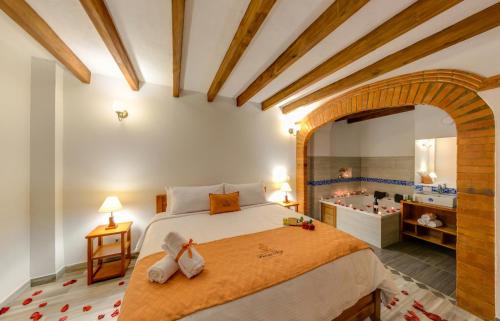 Giường trong phòng chung tại Fontana Plaza Hotel