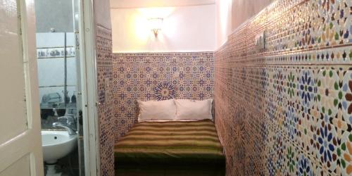 Tempat tidur dalam kamar di Dar Ouassim