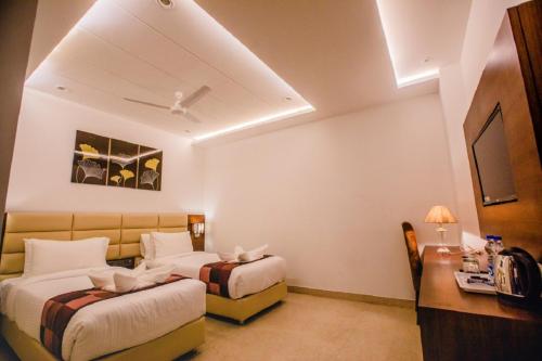 Una cama o camas en una habitación de Hotel Ten Square, India