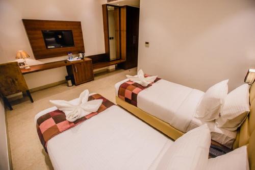 Una cama o camas en una habitación de Hotel Ten Square, India