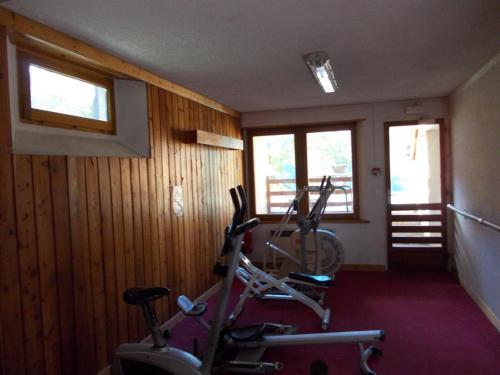 einen Fitnessraum mit zwei Heimtrainern in einem Zimmer in der Unterkunft Le Grand Tetras in Saint-Véran