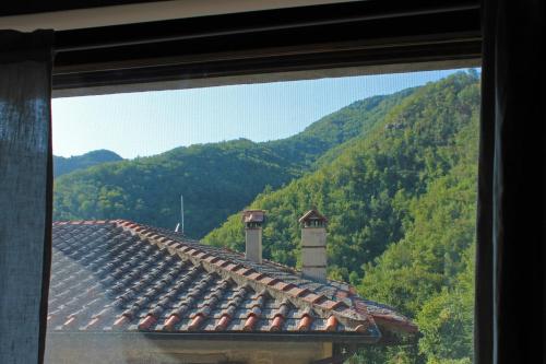 Vista generica sulle montagne o vista sulle montagne dall'interno dell'appartamento