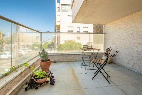 Balkoni atau teres di PORT CITY HAIFA - BAT GALIM oceanfront luxury - MAMAD