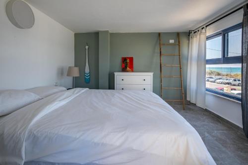 Katil atau katil-katil dalam bilik di PORT CITY HAIFA - BAT GALIM oceanfront luxury - MAMAD