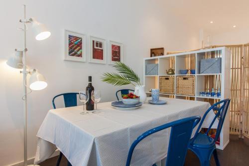 Typical Light Filled Graça Apt w AC, By TimeCooler