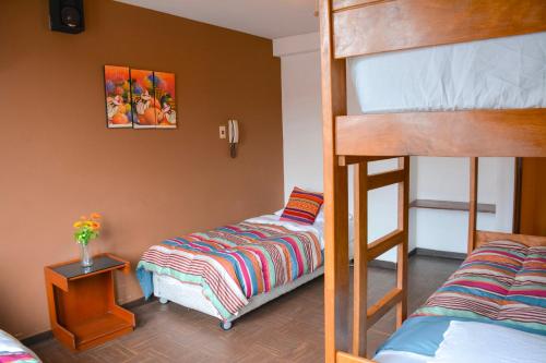 リマにあるTupac Lima Airportのベッドルーム1室(二段ベッド2組、ベッド1台付)