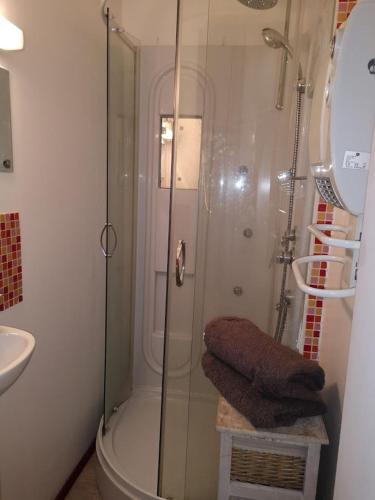 une salle de bain avec une douche, des toilettes et un lavabo dans l'établissement Mini Studio de 13 m2 avec terrasse 15 mn centre Nimes, à Nîmes