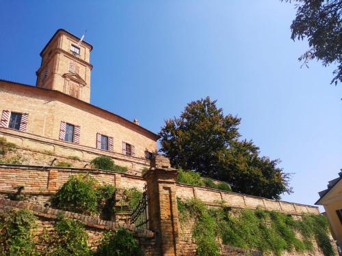 un edificio con una torre dell'orologio sopra di Casa Rosy a Montiglio