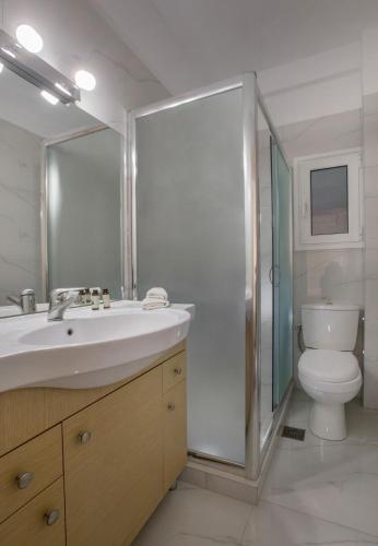 Ένα μπάνιο στο Edem BeachFront SeaView Dream Home In Beautiful Athens Riviera in Palaio Faliro