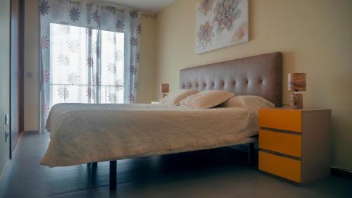 グラナディージャ・デ・アボナにあるOkeanos Super 2 bedrooms LT-Pのベッドルーム(大型ベッド1台、窓付)