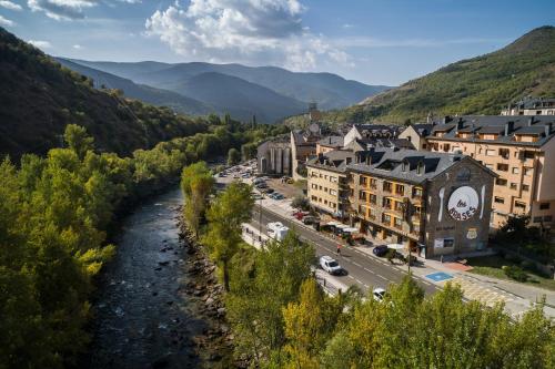 a town in the mountains with a river at Hotel Restaurant Les Brases in Sort