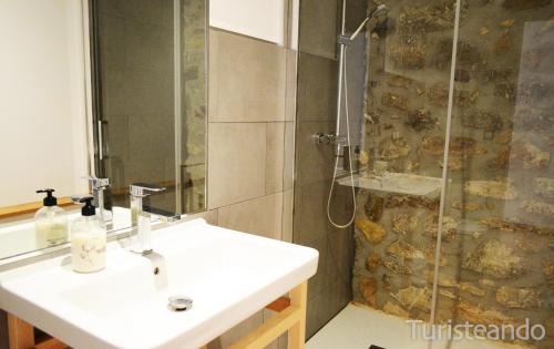 ein Badezimmer mit Waschbecken und Dusche in der Unterkunft Apartamento Llerandi 1C - Ideal para dos personas in San Vicente de la Barquera
