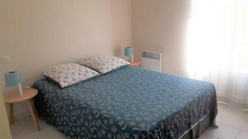 A bed or beds in a room at Chez Paul et Marie