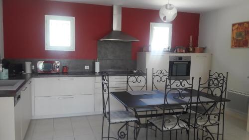 A kitchen or kitchenette at Chez Paul et Marie