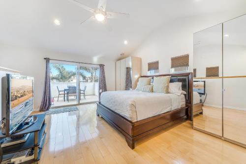 1 dormitorio con 1 cama y TV de pantalla plana en 249 - 3 Story Dream Home, en Huntington Beach