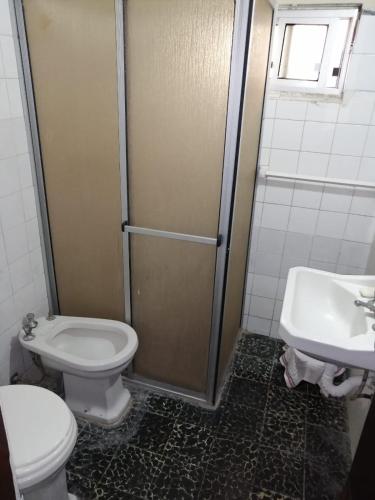 een badkamer met toilet en wastafel bij centro piria apartamento 1 in Piriápolis