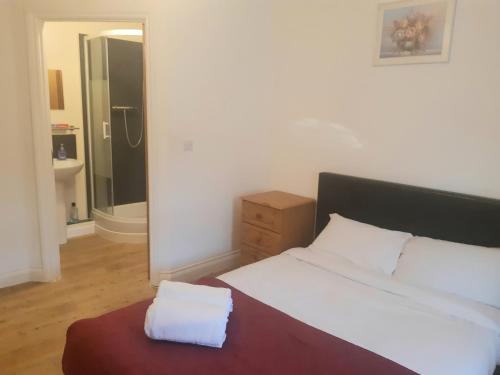 Ένα ή περισσότερα κρεβάτια σε δωμάτιο στο Yarmouth Apartments, Street Permit Parking, Close To Everything, Beach, Pier, Free WIFI