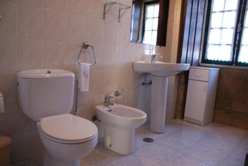 ヴィーラ・ヴェルデにあるQuinta Do Sobreiroのバスルーム(トイレ、洗面台付)