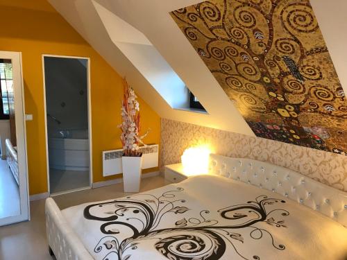 a bedroom with a bed and a painting on the wall at U svatého Urbana in Mikulov