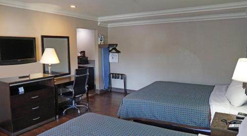 Ένα ή περισσότερα κρεβάτια σε δωμάτιο στο Hawthorne Plaza Inn Near LAX